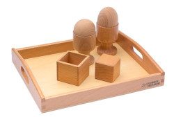 Kugel, Ei und Kubus auf einem Holztablett
