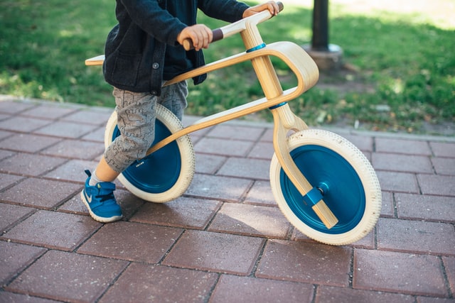 Laufard, 2 Jahre. Spielzeug draußen