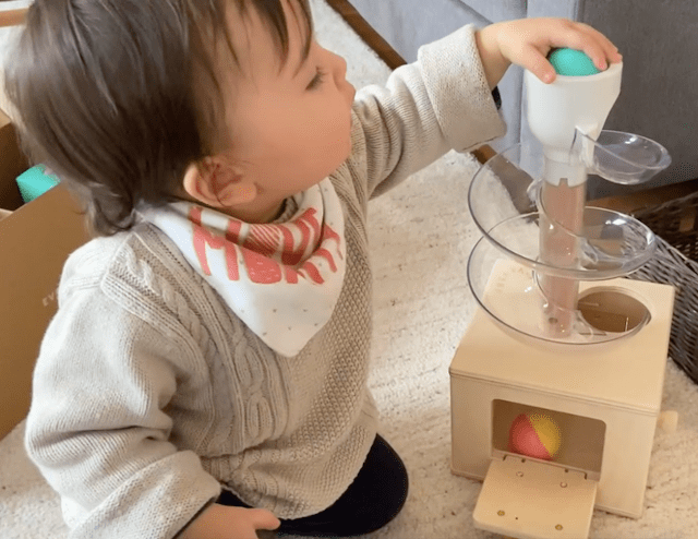 Lovevery Spielzeug - Ballrutsche mit Versteck