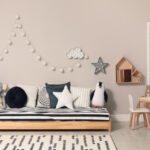 Montessori bett in einem montessori kinderzimmer