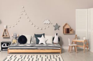 Montessori bett in einem montessori kinderzimmer
