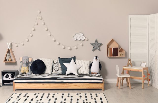 Montessori bett in einem montessori kinderzimmer