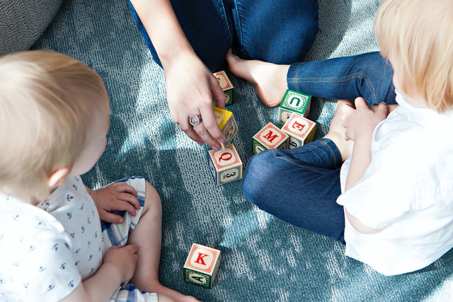 Holzspielzeug für 2 Jährige, Sozialspiel